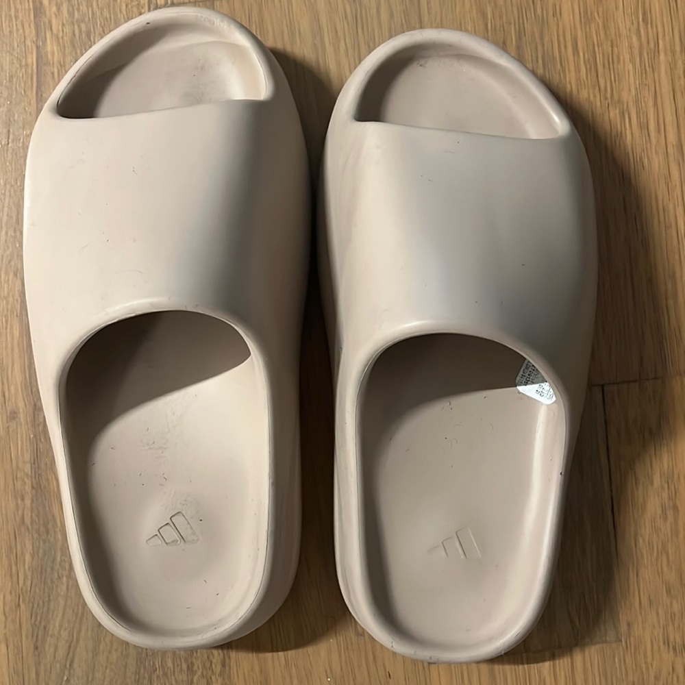 YEEZY SLIDES MEN SIZE 4